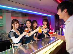 バーの後ろに立っている 5 人の若いアジア人女性のグループが、それぞれ異なる色のカク...。