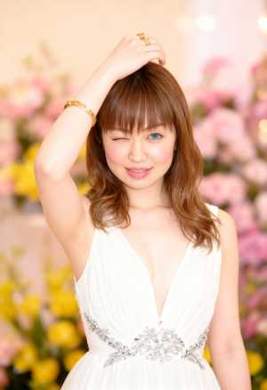 花柄の背景に白いドレスを着てポーズをとる若い女性を、ポートレート カメラの角度から撮...。