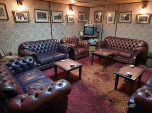 ヴィンテージな雰囲気の薄暗い部屋。