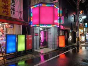 日本の夜の街のネオンに照らされた街並みをフォトリアルに描写。