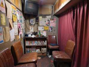 薄暗く、素朴なビンテージ感のある部屋。