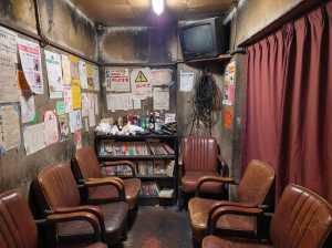 薄暗く、素朴な雰囲気のある部屋。