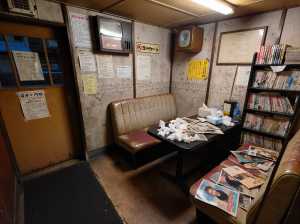 ビンテージ感のある薄暗い部屋をローアングルから写実的に撮影。