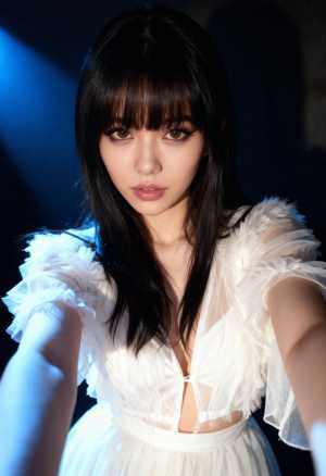 セルフィーの角度から撮影された若い女性のポートレート。