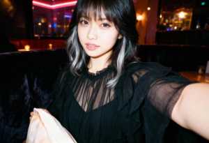 横から撮った自撮り写真。