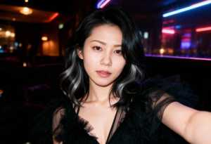 ネオンライトを背景に薄暗いナイトクラブで自撮りをする若い女性のポートレート。