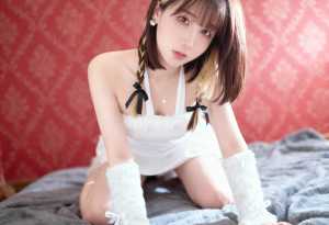 柔らかい質感の赤い壁を背景に、ベッドの上でポーズをとる若い女性を正面から写実的に撮影...。