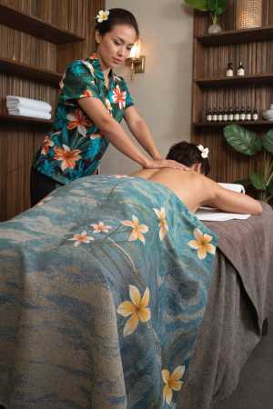 スパでマッサージを受ける女性を横から撮影した写実的な写真。