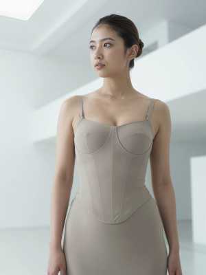 モダンでミニマルな室内空間に、体にぴったりとフィットしたボディスーツを着て自信を持っ...。