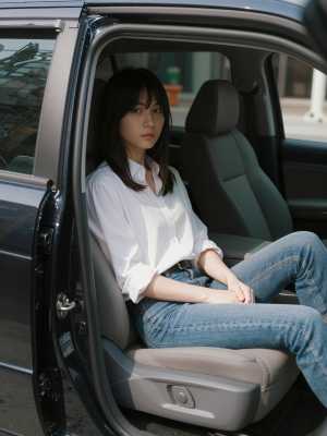 現代の車の運転席に座っている若い女性を写実的に横から撮影した写真。