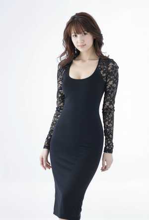 レースの袖が付いたぴったりとした黒のドレスを着た若い女性が、真っ白な背景に自信を持っ...。