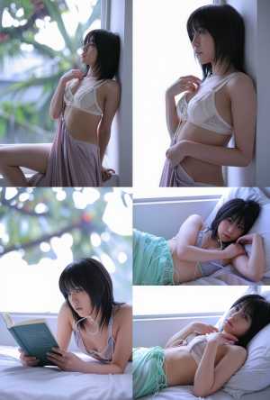 白いレースのブラジャーと淡いピンクのサロンを着た、短い黒髪の若い女性をさまざまな角度...。