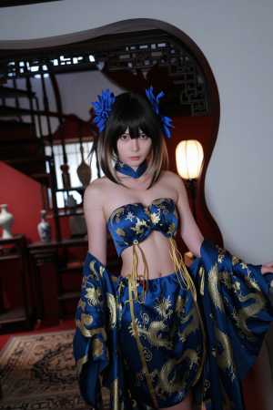 木製の階段と装飾的な鏡を背景にした薄暗い部屋に立つ、伝統的な東洋の衣装を着た若い女性...。