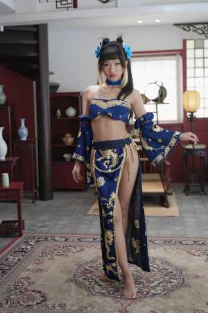 伝統的な東洋の衣装を着て伝統的なリビング ルームに立つ若い女性を、全身カメラ アング...。