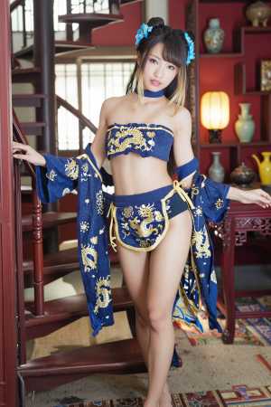 青と金の刺繍が施された衣装を着て、伝統的な東洋の雰囲気の中でポーズをとる若い女性を、...。