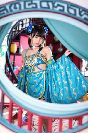 フレームの中央に立つ、伝統的な東洋の衣装を着た若い女性に焦点を当てた、ローアングルか...。