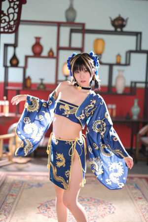 赤い壁と花瓶でいっぱいの棚のある部屋で、伝統的な東洋の衣装を着た若い女性が自信を持っ...。