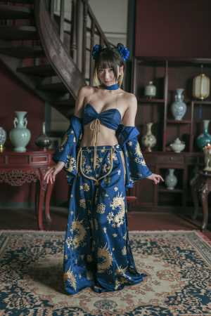 伝統的な東洋の雰囲気の中で、花柄の青と金の衣装を着た若い女性が画像の中央に立っている...。