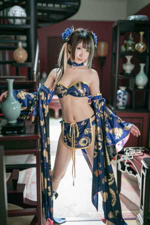 装飾的な花瓶と階段を背景に、伝統的な東洋の衣装を着た若い女性が自信を持ってポーズをと...。