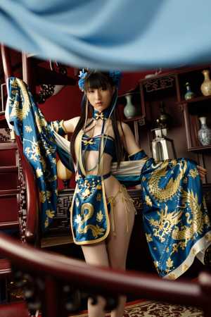 伝統的な東洋の衣装を着た若い女性が、木製の家具と装飾的な花瓶を背景にした薄暗い部屋に...。