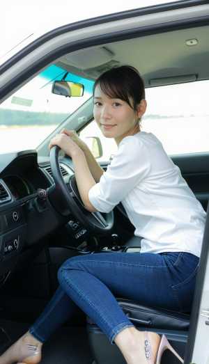 現代の車の運転席に座り、ハンドルを握りながら自信に満ちた笑みを浮かべている若い女性を...。