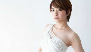 真っ白な背景のスタジオ設定で、ポートレート カメラの角度から撮影された、中性的な表情...。