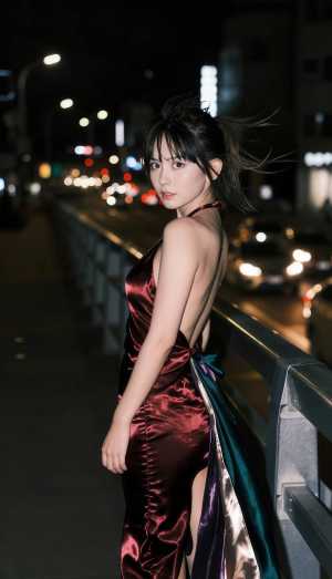 赤いサテンのドレスを着た若い女性が夜の橋の上に立ち、真剣な表情で肩越しにこちらを見て...。