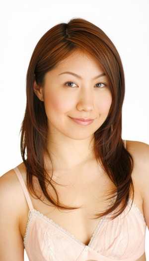 淡いピンクのレースのブラジャーを着た、長くまっすぐな茶色の髪と白い肌を持つ若い女性の...。