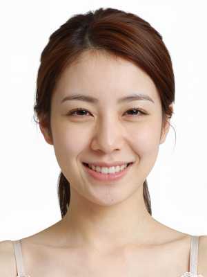 明るい表情で、わずかな笑みを浮かべて視聴者をまっすぐに見つめている若い女性のクローズ...。