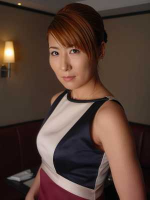 白い肌と高い位置でポニーテールに整えられた茶色の髪を持ち、ノースリーブのネイビーと白...。