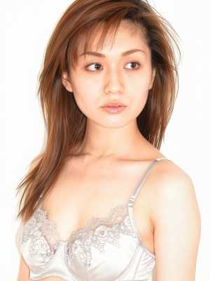 ポートレートカメラの角度から撮影した、中性的な表情を持つ若い女性の写実的なポートレート。