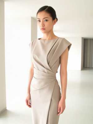 誰もいない部屋にフォーマルなドレスを着て自信を持って立っている女性を正面カメラのアン...。