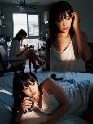 居心地の良い雰囲気の薄暗い部屋で 2 人の若い女性を撮影した 2 枚の写真をフィーチ...。