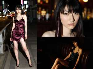 夜の薄暗い都会の環境で自信を持ってポーズをとる若い女性を正面カメラのアングルから写実...。