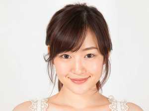 カメラを直接見つめ、温かい笑顔を浮かべた若い女性のポートレート。