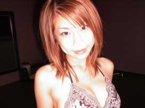 ポートレート カメラの角度から撮影した、短くストレートな赤茶色の髪と白い肌を持つ若い...。