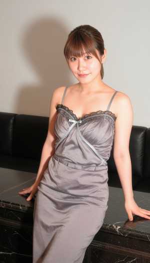 ミニマルなリビング ルームの設定で、黒い大理石のカウンター トップで自信を持ってポー...。