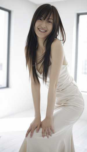 大きな窓のある明るい部屋で自信を持ってポーズをとる白いドレスを着た若い女性を横から撮...。