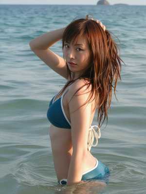 青いビキニを着てビーチの浅瀬に立っている若い女性を横から撮った写実的な写真。