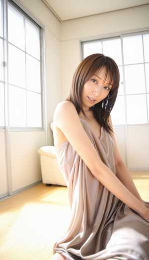 大きな窓のある明るい色の部屋で、リラックスしたポーズで座っている若い女性を正面から写...。