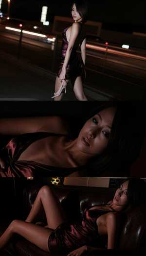 豪華な雰囲気の中で、タイトなワインレッドのサテンのドレスを着てポーズをとる女性を、コ...。