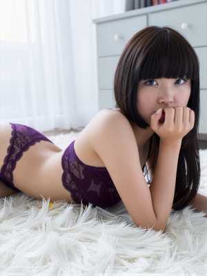 寝室のふわふわした白い敷物の上で、紫色のレースのブラジャーとおそろいのサイハイのスト...。