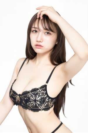 黒いレースのブラジャーとパンティーを着てポーズをとる若い女性をポートレートアングルか...。