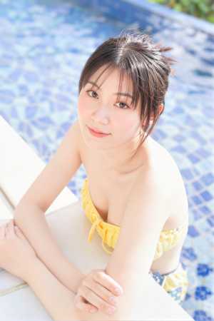 黄色のビキニトップを着てプールサイドでポーズをとる若い女性をクローズアップカメラアン...。