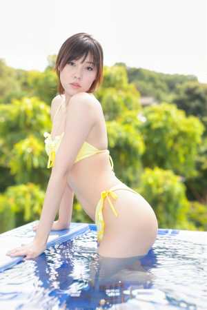 黄色いビキニを着てプールサイドでポーズをとる若い女性を横から撮った写実的な写真。