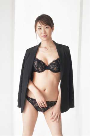 黒いレースのブラジャーとそれに合わせた黒いレースのパンティーを着て自信を持ってポーズ...。