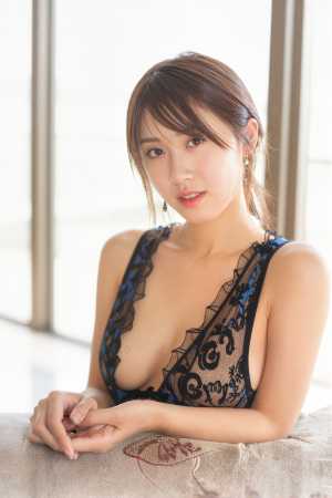 ネックラインが大きく開いた露出度の高い黒と青のレースのドレスを着て、中くらいの大きさ...。