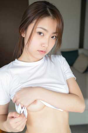 白い T シャツを調整する若い女性、白い肌、茶色の髪、茶色の目のアジア系の若い女性を...。