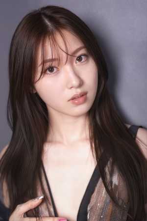 長くまっすぐなダークブラウンの髪と、大きく表情豊かな茶色の目をした若い女性の写実的な...。