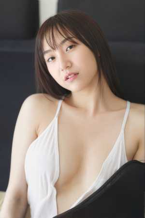 接写カメラの角度から撮影されたアジアの若い女性の写実的なポートレート。